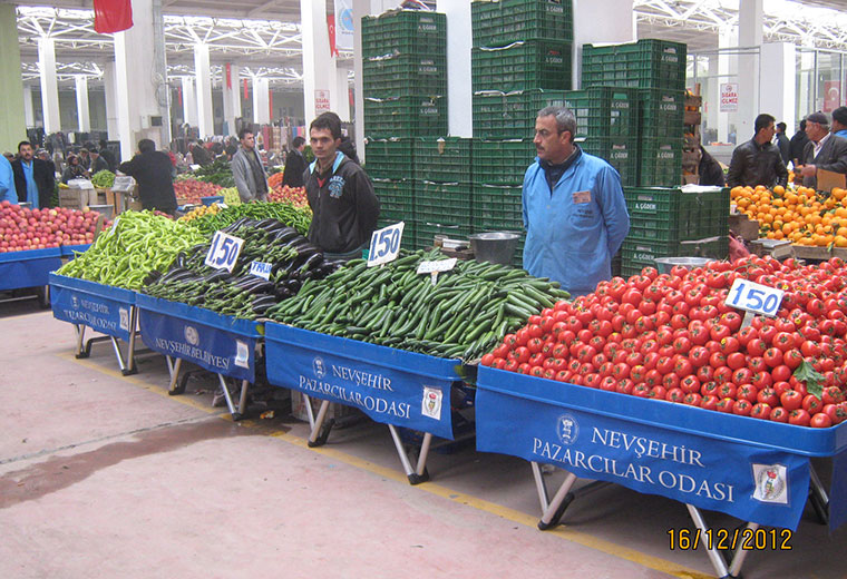 Nevşehir'deki Kapalı Pazaryerinde ismasan Plastik Pazar Masası Uygulaması - r02