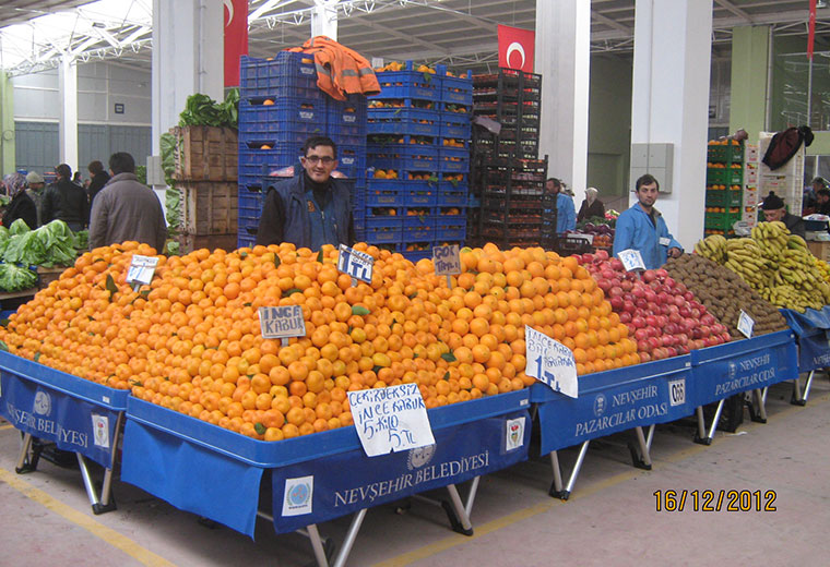 Nevşehir'deki Kapalı Pazaryerinde ismasan Plastik Pazar Masası Uygulaması - r04