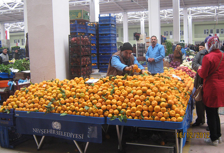 Nevşehir'deki Kapalı Pazaryerinde ismasan Plastik Pazar Masası Uygulaması - r06